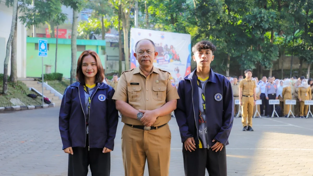 Doc. Sekretaris Daerah Kota Cimahi, Dikdik S Nugrahawan bersama Kontingen Festival Budaya asal Kota Cimahi di Pemkot Cimahi (Istimewa)