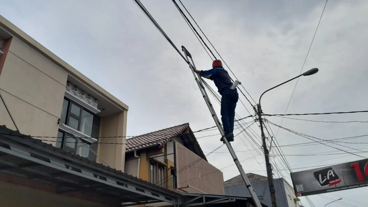 Hasil dari Patroli, PLN Icon Plus melakukan perapihan Kabel Fiber Optik di Subang
