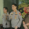 Kabid Humas Polda Jabar Kombes Pol. Jules Abraham Abast S.I.K. memberikan keterangan terkait tindak lanjut hasil putusan sidang praperadilan Pegi Setiawan di Gedung Dit Reskrimum Polda Jabar, Senin(8/7/24). (Pandu Muslim/Jabar Ekspres) JABAR EKSPRES - Mantan Wakil Ketua ll KONI Kota Banjar Ruhimat menegaskan utang untuk kegiatan KONI untuk Porprov Banjar tahun 2022 kepada Johnny A Djalil Anwar sudah dibayarkan pada 27 Desember 2022 di Rumah Makan Saluyu, Kota Banjar. "Saya waktu itu sebagai Wakil Ketua ll KONI Kota Banjar sudah menyerahkan uang Rp72 kepada H Johnny Djalil, bukti kuitansi dan foto saat pembayaran juga ada. Jadi sudah tidak ada sangkut pautnya dengan saya secara pribadi," kata Ruhimat, Senin 8 Juli 2024. Menurutnya utang tersebut juga bukan kewenangan dia, namun tanggung jawab Ketua Koni Kota Banjar Soedrajat Argadireja. "Kalau yang Rp50 juta lagi itu saya tidak tahu, karena peminjamannya juga bukan melalui saya," kata Ruhimat. Sementara itu Bendahara Koni Kota Banjar Asep Bunyamin menegaskan, pengembalian utang Rp50 juta sudah dilakukan kepada H Johnny Djalil. "Sudah, tapi bukti foto saat pembayarannya masih saya cari," katanya. Diketahui, Koni Kota Banjar meminjam uang total Rp122 juta dengan rincian Rp72 juta dan Rp50 juta kepada warga Ciamis, H Johnny Djalil. Menurut Johnny, pada tahun 2022, KONI Kota Banjar meminjamkan uang talangan kepadanya untuk keperluan Pekan Olahraga Provinsi (Porprov) Jawa Barat ke XIV yang diadakan pada bulan November 2022. "Uang talangan tersebut dipinjamkan dua kali. Pertama, pada tanggal 4 Agustus 2022 sebesar Rp 50 juta yang diberikan kepada seseorang dengan inisial S, dan kedua, pada tanggal 25 Oktober 2022 sebesar Rp 72 juta yang diberikan kepada seseorang dengan inisial R. Keduanya adalah pejabat dari organisasi olahraga Kota Banjar. "Saya memiliki bukti serah terima peminjaman uang talangan sebesar Rp122 juta. Ketika saya meminjamkan uang tersebut, disebutkan bahwa uang tersebut digunakan untuk pembayaran perlengkapan dan kegiatan operasional kontingen atlet Kota Banjar," jelas Johnny, Senin 8 Juli 2024 Namun, saat dana hibah tersebut sudah cair, KONI Kota Banjar tidak mengembalikan uang talangan yang dipinjamkan, bahkan hingga tahun 2024 ini. "Dengan lamanya waktu seperti ini, saya tidak meminta tambahan apapun. Yang saya inginkan hanyalah pengembalian uang talangan sebesar Rp 125 juta," ujar Johnny. Dia berharap laporannya ke Polres Ciamis segera ditindaklanjuti. Di sisi lain, Ketua KONI Kota Banjar, Ir Soedrajat Argadireja membantah tuduhan yang dilontarkan oleh Johnny. Dia menyatakan bahwa peminjaman uang talangan tersebut sudah dilunasi pada tahun 2022. "Tahap pertama sebesar Rp 50 juta telah dibayarkan melalui Bendahara KONI, Asep Bunyamin. Sedangkan tahap kedua sebesar Rp 75 juta sudah dibayarkan oleh Ajat dan Ruhimat di Rumah Makan Saluyu," kata Ajat Doglo (sapaan Soedrajat). (CEP)