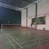 Lahan parkir milik RS Mitra Idaman malah dijadikan lapangan Badminton. Dishub mengancam akan mencabut amdal lalin jika RS Mitra Idaman tidak menyiapkan lahan parkir. (Cecep Herdi/Jabar Ekspres)