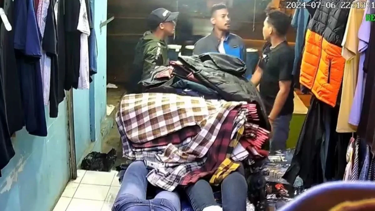 Polisi Tangkap Dua Pelaku Pemalakan di Toko Pakaian Cileunyi Aksi pemalakan yang dilakukan dua orang kepada pemilik salah satu toko pakaian di Cileunyi. Foto Istimewa