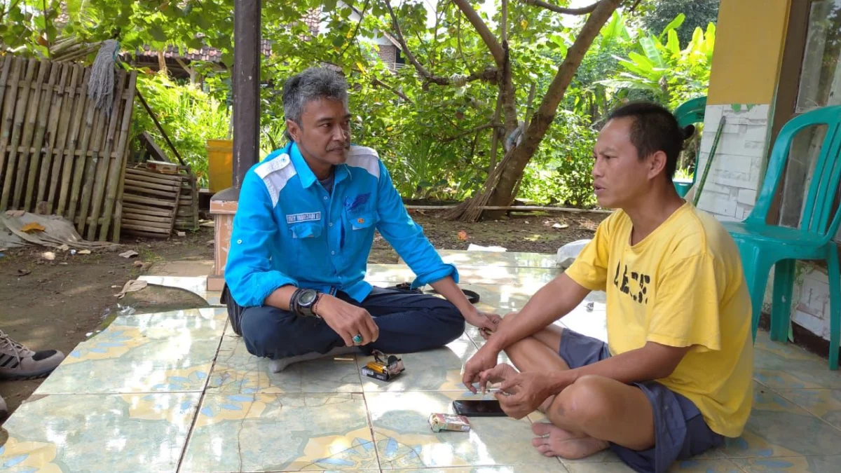 Geger Water Mater Hilang, Ternyata Pelanggan Tirta Anom Ini Nunggak Tagihan Air Tiga Bulan Lebih Kabag Hublang Perumdam Tirta Anom Kota Banjar Yogy Indrijadi (kiri) memberikan penjelasan kepada salah satu pelanggan yang menunggak pembayaran air, Selasa 9 Juli 2024. (Cecep Herdi/Jabar Ekspres)