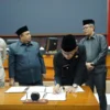 Pj Wali Kota Bogor, Hery Antasari saat menandatangani lembar pengesahan Perda RPJPD Kota Bogor didampingi pimpinan DPRD Kota Bogor. (Yudha Prananda / Jabar Ekspres)