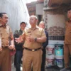 Doc. Sekretaris Daerah Kota Cimahi, Dikdik S Nugrahawan saat Meninjau Lokasi Rumah dengan 14 KK (Istimewa)