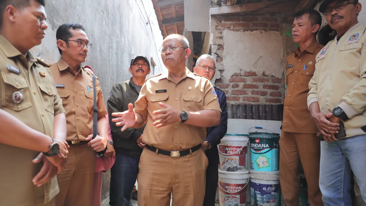 Doc. Sekretaris Daerah Kota Cimahi, Dikdik S Nugrahawan saat Meninjau Lokasi Rumah dengan 14 KK (Istimewa)