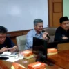 Kepala Diskuk Jabar Rachmat Taufik Garsadi (tengah) didampingi Kabid Pemberdayaan Koperasi Supri (berkopiah) saat menyampaikan perkembangan koperasi di Jabar dan persiapan peringatan Harkop ke-77, Selasa (9/7).(son)