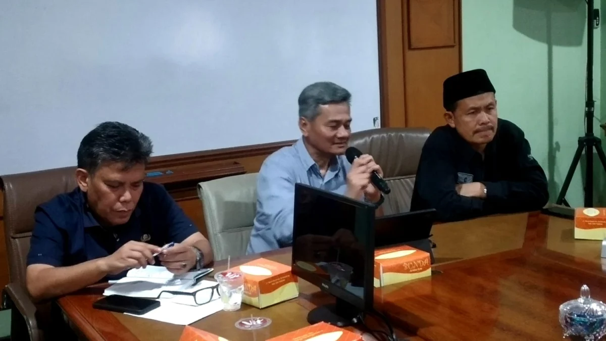 Kepala Diskuk Jabar Rachmat Taufik Garsadi (tengah) didampingi Kabid Pemberdayaan Koperasi Supri (berkopiah) saat menyampaikan perkembangan koperasi di Jabar dan persiapan peringatan Harkop ke-77, Selasa (9/7).(son)