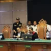 Hakim tunggal Eman Sulaeman saat sidang putusan di Pengadilan Negeri Bandung, Jawa Barat, Senin (8/7). Foto/ANTARA