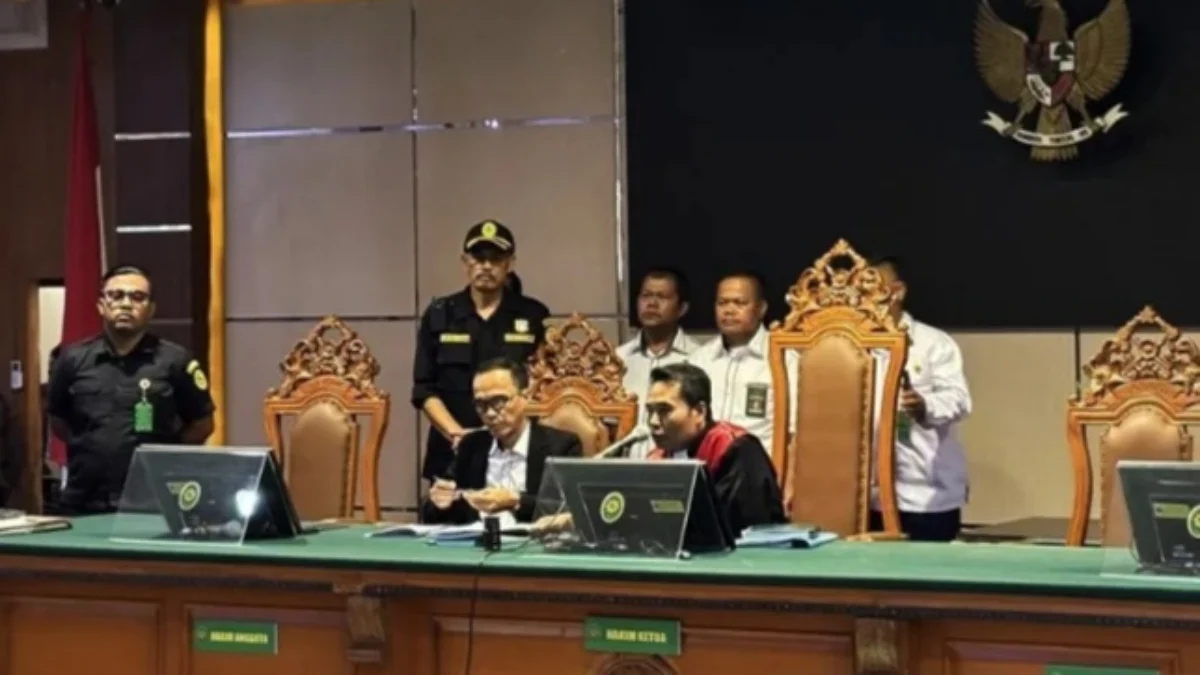 Hakim tunggal Eman Sulaeman saat sidang putusan di Pengadilan Negeri Bandung, Jawa Barat, Senin (8/7). Foto/ANTARA