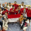 Bumi Magani Abraar Himara bersama tim official usai meraih dua medali emas dalam Kejuaraan Jujitsu Asia 2024. (Yudha Prananda / Istimewa)