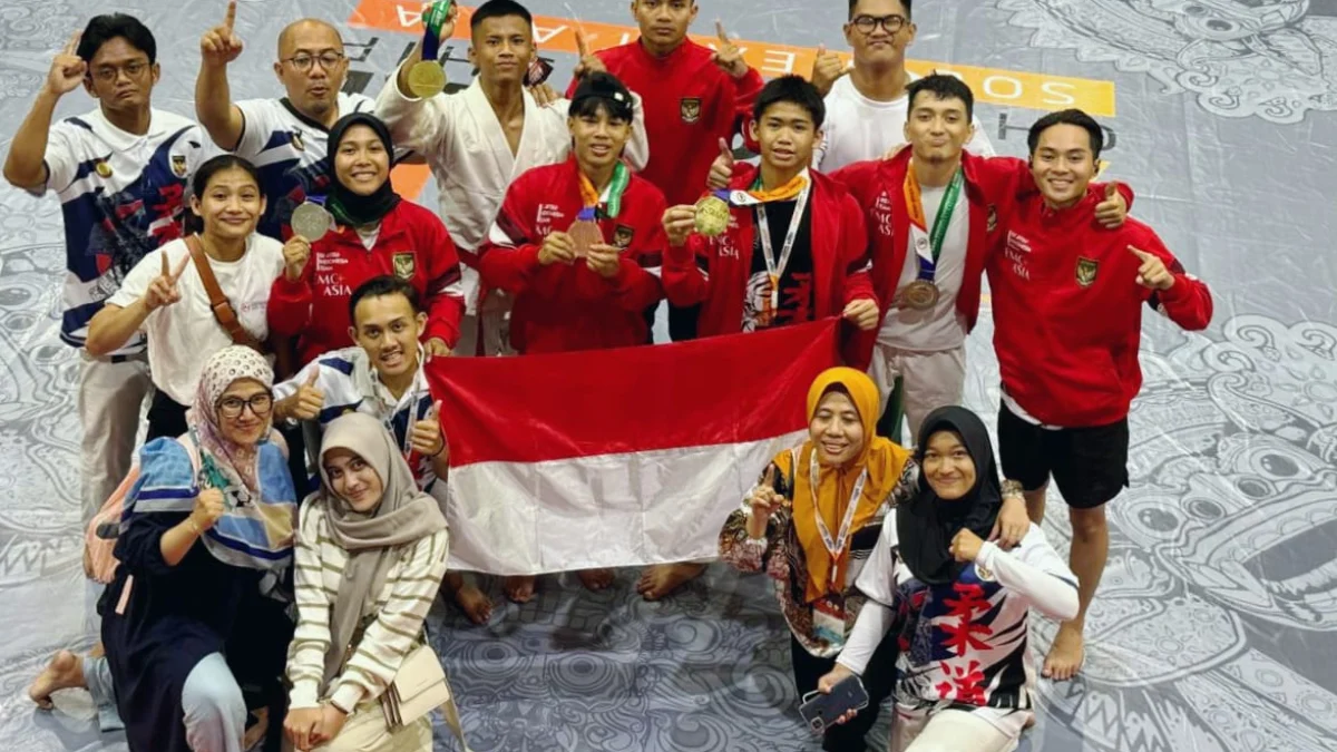 Bumi Magani Abraar Himara bersama tim official usai meraih dua medali emas dalam Kejuaraan Jujitsu Asia 2024. (Yudha Prananda / Istimewa)