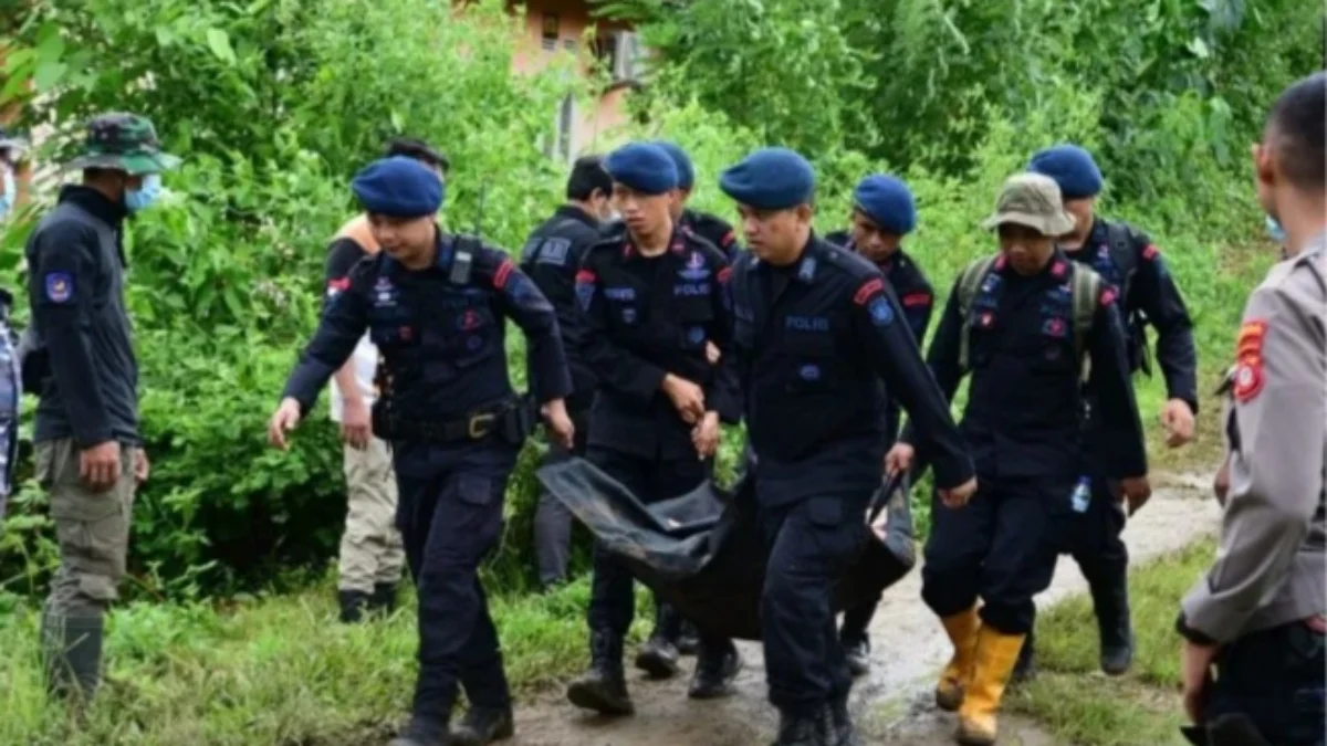 Sejumlah personel Polri membawa korban korban longsor di Desa Tulabolo, Kecamatan Bone Bolango, Gorontalo. Foto/ANTARA