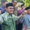 Rektor Unair Prof. M. Nasih (kanan) bergandengan tangan dengan Prof. Bus di kampus setempat, Selasa. (ANTARA/Willi Irawan)