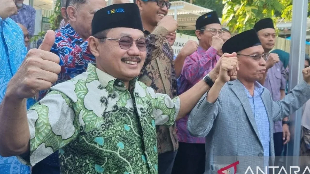 Rektor Unair Prof. M. Nasih (kanan) bergandengan tangan dengan Prof. Bus di kampus setempat, Selasa. (ANTARA/Willi Irawan)