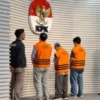 KPK Tahan 3 Tersangka Dugaan Korupsi PLN Unit PLTU Bukit Asam KPK tahan 3 tersangka dugaan kasus korupsi PLN Unit PLTU Bukit Asam. Foto/ANTARA