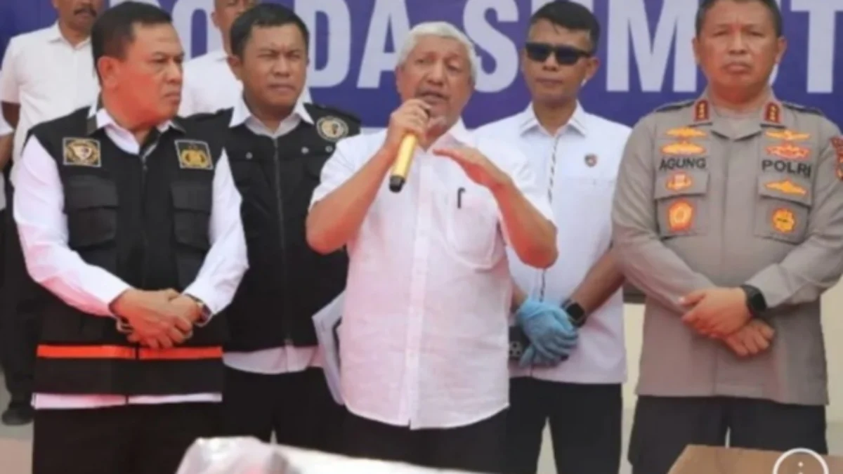 Dokter Forensik RS Bhayangkara TK II Medan dr Ismurizal SpF (tengah). Foto/ANTARA