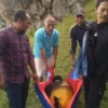Korban, DR (28), saat ditandu oleh warga usai lompat dari tebing setinggi 20 meter di Lembang, Bandung Barat. Dok Polsek Lembang
