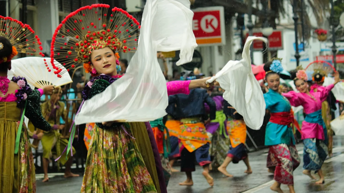 Sejumlah peserta karnaval dari berbagai negara, daerah dan komunitas turut memeriahkan Asia Afrika Festival di Jalan Asia Afrika, Kota Bandung, Sabtu(6/7/24). Karnaval ini merupakan salah satu dari rangkaian Festival yang digelar 6-7 Juli 2024 dengan mengusung tema "Culture of Peace and Collaboration". (Pandu Muslim/Jabar Ekspres)