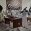 Petugas KPU Bandung Barat saat memeriksa data fisik dukungan pasangan Sundaya-Aa Maulana jalur independen. Dok KPU KBB