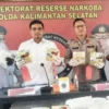 Direktur Reserse Narkoba Polda Kalsel dan Kabid Humas Polda Kalsel menunjukan bukti bukti sabu-sabu 20 kilogram. Foto/ANTARA