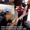 Sejumlah petugas kepolisian yang tengah melakukan razia handphone (HP) milik warga yang sedang nongkrong di sebuah warung kopi, di kawasan Probolinggo. (X @/Opposisi6690)