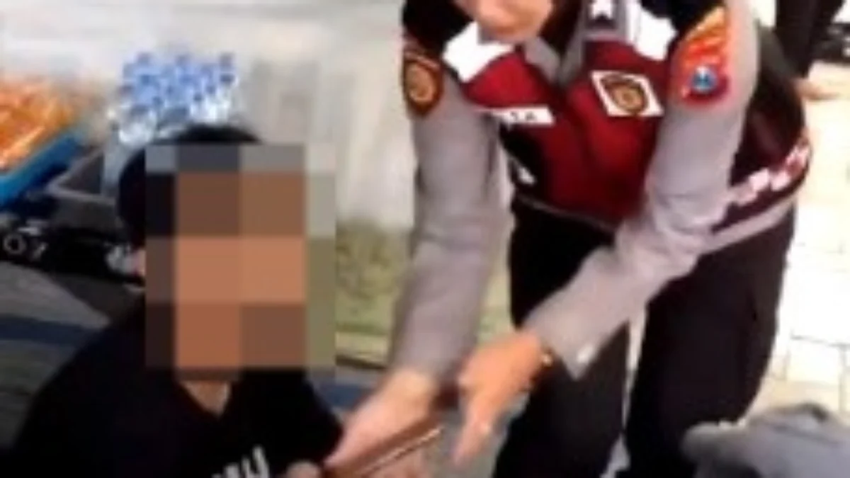 Viral Video Polisi Razia HP Masyarakat Antisipasi Judi Online, Warganet: Ini Pelanggaran Privasi! Sejumlah petugas kepolisian yang tengah melakukan razia handphone (HP) milik warga yang sedang nongkrong di sebuah warung kopi, di kawasan Probolinggo. (X @/Opposisi6690)