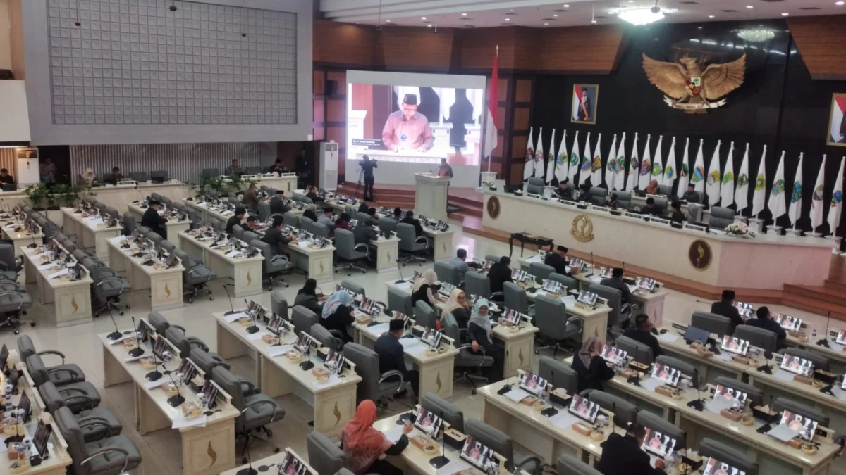 Jubir Banggar DPRD Jabar Daddy Rohanady saat menyampaikan 61 rekomendasi terkait P2APBD 2023, Jumat (12/7)