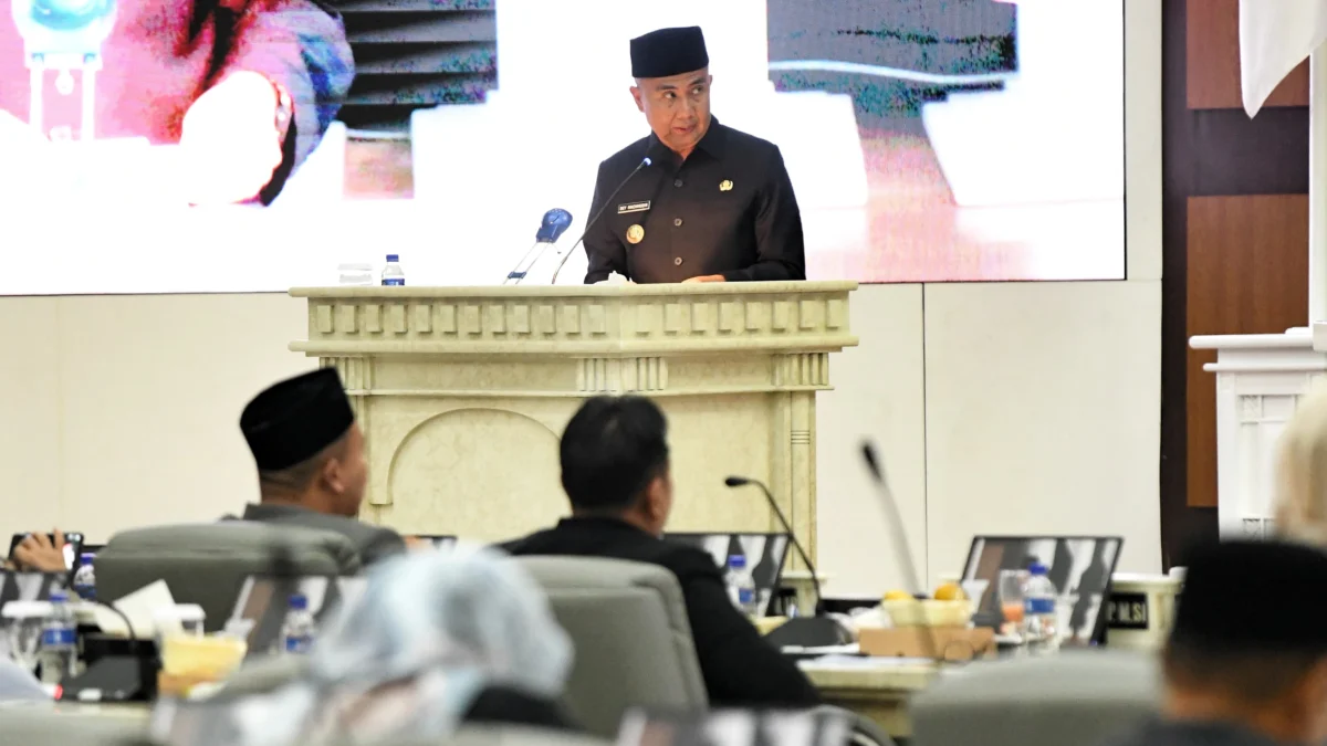 Ranperda P2APBD 2023 Sah Menjadi Perda, Bey Machmudin Sampaikan KUA/PPAS 2025 Penjabat Gubernur Bey Machmudin menghadiri Rapat Paripurna DPRD Jabar di Ruang Rapat Paripurna DPRD Jabar, Kota Bandung, Jumat (12/7/2024).