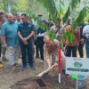 Jajaran KLHK dan HA-E IPB saat melakukan prosesi penanaman pohon di lingkungan Danau Situ Gede, Kota Bogor, Sabtu (13/7). (Yudha Prananda / Jabar Ekspres)