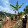 Puluhan rumah rusak diterjang longsor di Desa Cibenda, Kecamatan Rongga, KBB. (25/3). Foto Jabar Ekspres