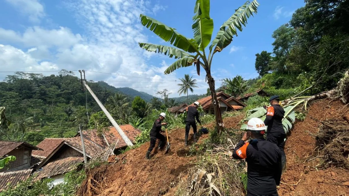 Penanganan Relokasi Lambat, 21 KK Korban Longsor di KBB Memilih Bertahan di Pengungsian Puluhan rumah rusak diterjang longsor di Desa Cibenda, Kecamatan Rongga, KBB. (25/3). Foto Jabar Ekspres