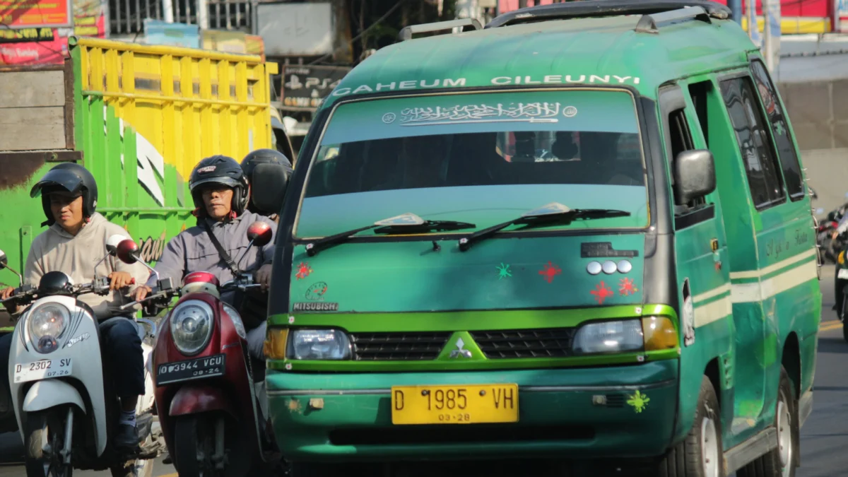 Angkot yang beroperasi di Jalan A.H. Nasution, Kota Bandung, Senin(15/7/24). (Pandu Muslim/Jabar Ekspres)