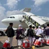 Ilustrasi: Sejumlah calon haji Kloter 18 Embarkasi Solo memasuki pesawat Garuda Indonesia. Foto/ANTARA