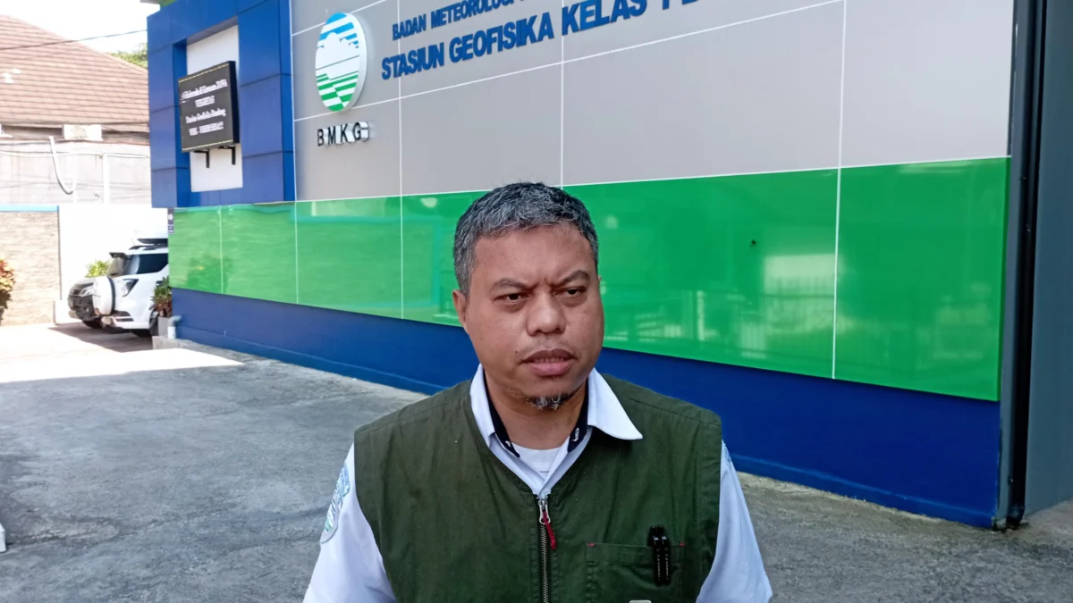 BMKG Ungkap Penyebab Suhu di Bandung jadi Lebih Dingin, Bakal Terjadi hingga Agustus 2024 Dok. Prakirawan BMKG Bandung, Darmawan. Senin (15/7). Foto. Sandi Nugraha.