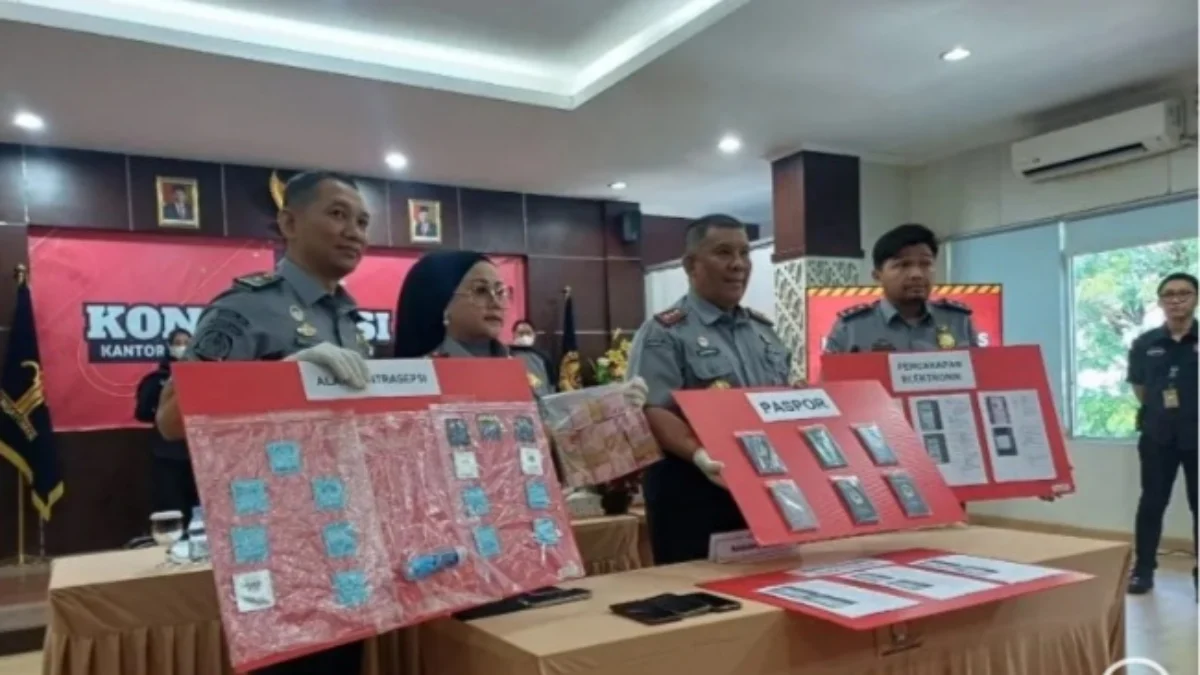 6 WNA Terlibat Prostitusi Online di Jakbar dan Terancam Dideportasi Jumpa pers pegungkapan WNA pelaku prostitusi online di Jakarta Barat. Foto/ANTARA