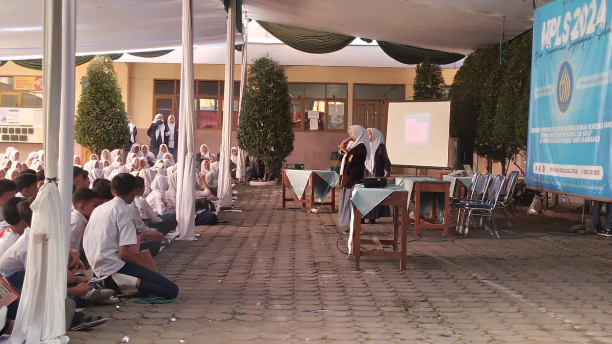 Kegiatan MPLS hari pertama yang dilakukan Yayasan Pendidikan SMA Bina Muda di wilayah Desa Tenjolaya, Kecamatan Cicalengka, Kabupaten Bandung. (Yanuar/Jabar Ekspres)