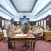 Sekda Jabar Herman Suryatman saat konsolidasi BKPSDM - BKD se - Jabar dan pencanangan Pembangunan Zona Integritas menuju Wilayah Bebas dari Korupsi di Gedung Sate, Kota Bandung, Senin (15/7/2024).