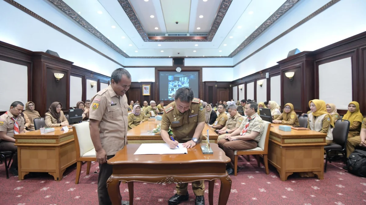 Sekda Jabar Konsolidasi BKPSDM - BKD Kabupaten dan Kota Dorong ASN Jaga Kinerja Terbaik untuk Masyarakat Sekda Jabar Herman Suryatman saat konsolidasi BKPSDM - BKD se - Jabar dan pencanangan Pembangunan Zona Integritas menuju Wilayah Bebas dari Korupsi di Gedung Sate, Kota Bandung, Senin (15/7/2024).