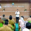 Penjabat Gubernur Jabar Bey Machmudin saat rapat konsolidasi Optimalisasi Pencapaian Indikator Makro Pembangunan Jawa Barat dengan jajaran Pemda Kota Bekasi di Kompleks Pemkot Bekasi, Senin (15/7/2024).