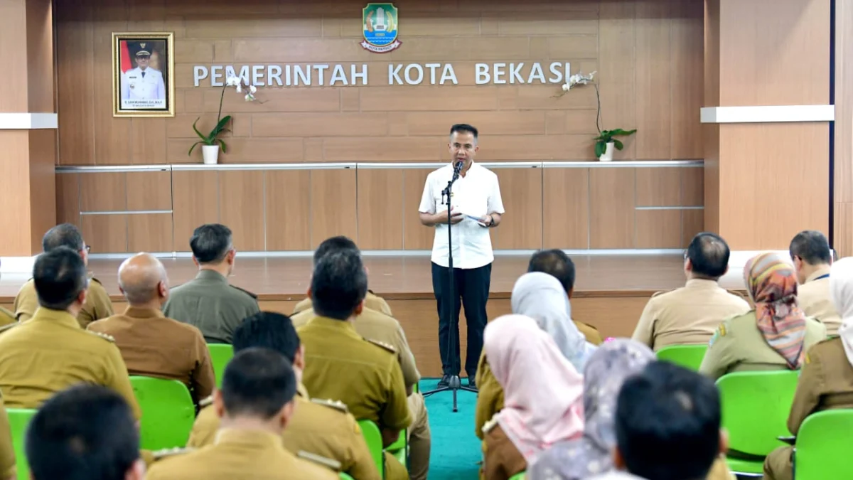 Bey Machmudin Ajak Camat dan Lurah Fokus Bangun IPM Kepala Disperkim Ditunjuk jadi LO Penjabat Gubernur Jabar Bey Machmudin saat rapat konsolidasi Optimalisasi Pencapaian Indikator Makro Pembangunan Jawa Barat dengan jajaran Pemda Kota Bekasi di Kompleks Pemkot Bekasi, Senin (15/7/2024).