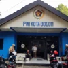 Suasana di depan Sekretariat PWI Kota Bogor, Jalan Tirto Adhi Suryo No. 4, Tanah Sareal, Kota Bogor. (Yudha Prananda / Jabar Ekspres)