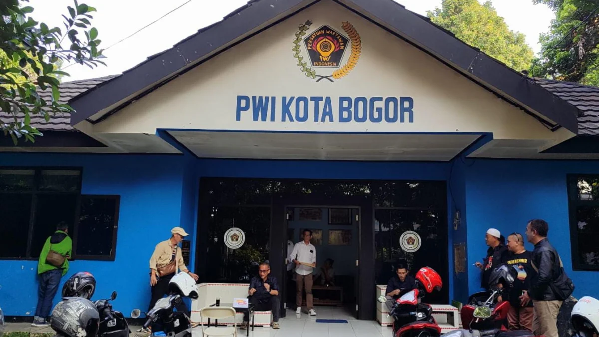 Empat Bakal Calon Ketua PWI Kota Bogor Diverifikasi Tingkat Jabar dan Pusat Suasana di depan Sekretariat PWI Kota Bogor, Jalan Tirto Adhi Suryo No. 4, Tanah Sareal, Kota Bogor. (Yudha Prananda / Jabar Ekspres)