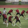 Berikut Deretan Pemain Timnas yang Dipilih Indra Sjafri untuk AFF U-19 Sejumlah pesepak bola Timnas U-19 Indonesia melakukan pemanasan saat mengikuti latihan di Stadion Madya, kompleks Gelora Bung Karno, Senayan, Jakarta, Senin (1/7/2024). Timnas U-19 Indonesia menggelar latihan menjelang persiapan ASEAN U-19 Boys Championship atau Piala AFF U-19 2024. ANTARA FOTO/Aprillio Akbar/YU