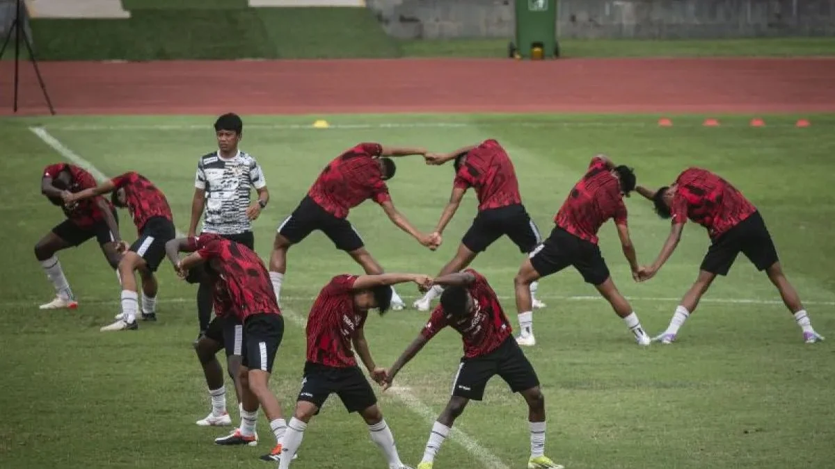 Sejumlah pesepak bola Timnas U-19 Indonesia melakukan pemanasan saat mengikuti latihan di Stadion Madya, kompleks Gelora Bung Karno, Senayan, Jakarta, Senin (1/7/2024). Timnas U-19 Indonesia menggelar latihan menjelang persiapan ASEAN U-19 Boys Championship atau Piala AFF U-19 2024. ANTARA FOTO/Aprillio Akbar/YU