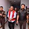 Kejati Jabar Tahan Mantan Pj Bupati Bandung Barat Terkait Kasus Dugaan Korupsi Pasar Sindang Kasih Cigasong Majalengka Mantan Pj Bupati Bandung Barat ditahan Kejati Jabar terkait dugaan kasus korupsi Pasar Sindang Kasih Cigasong, Kabupaten Majalengka.