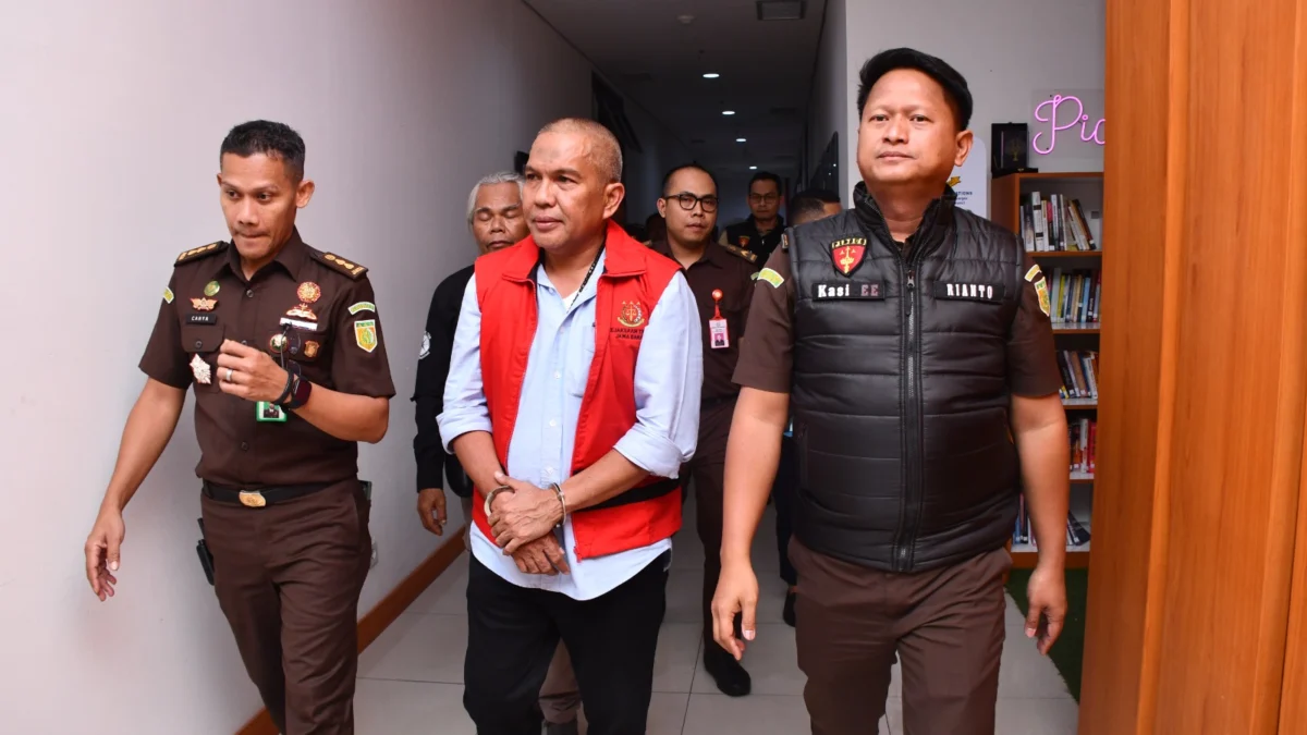 Kejati Jabar Tahan Mantan Pj Bupati Bandung Barat Terkait Kasus Dugaan Korupsi Pasar Sindang Kasih Cigasong Majalengka Mantan Pj Bupati Bandung Barat ditahan Kejati Jabar terkait dugaan kasus korupsi Pasar Sindang Kasih Cigasong, Kabupaten Majalengka.