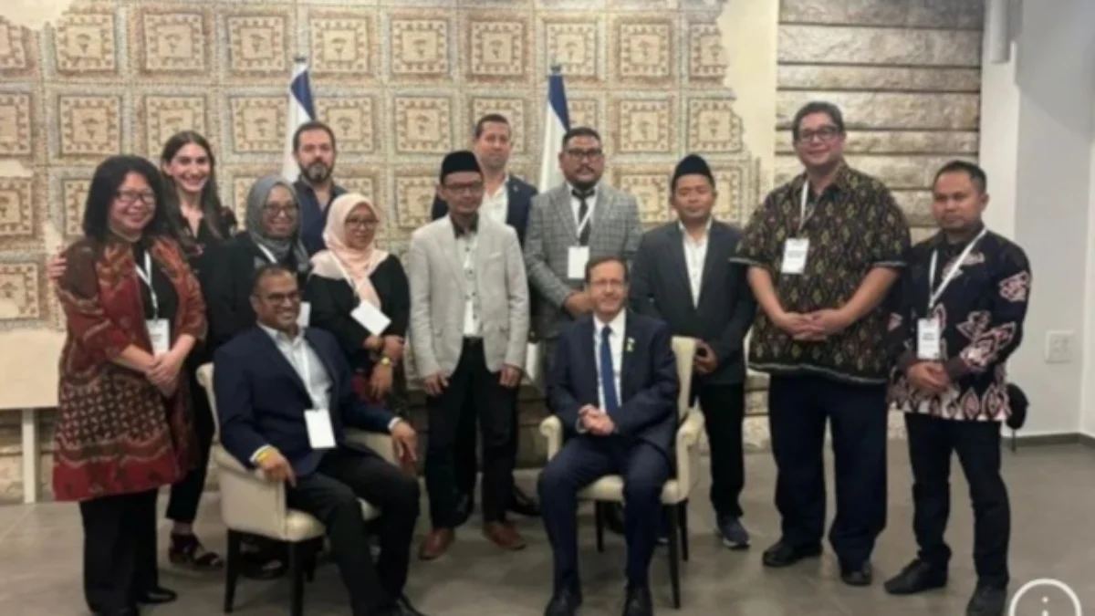 Potret lima orang Nahdliyin yang berfoto dengan Presiden Israel Isaac Herzog. (Foto/ANTARA)