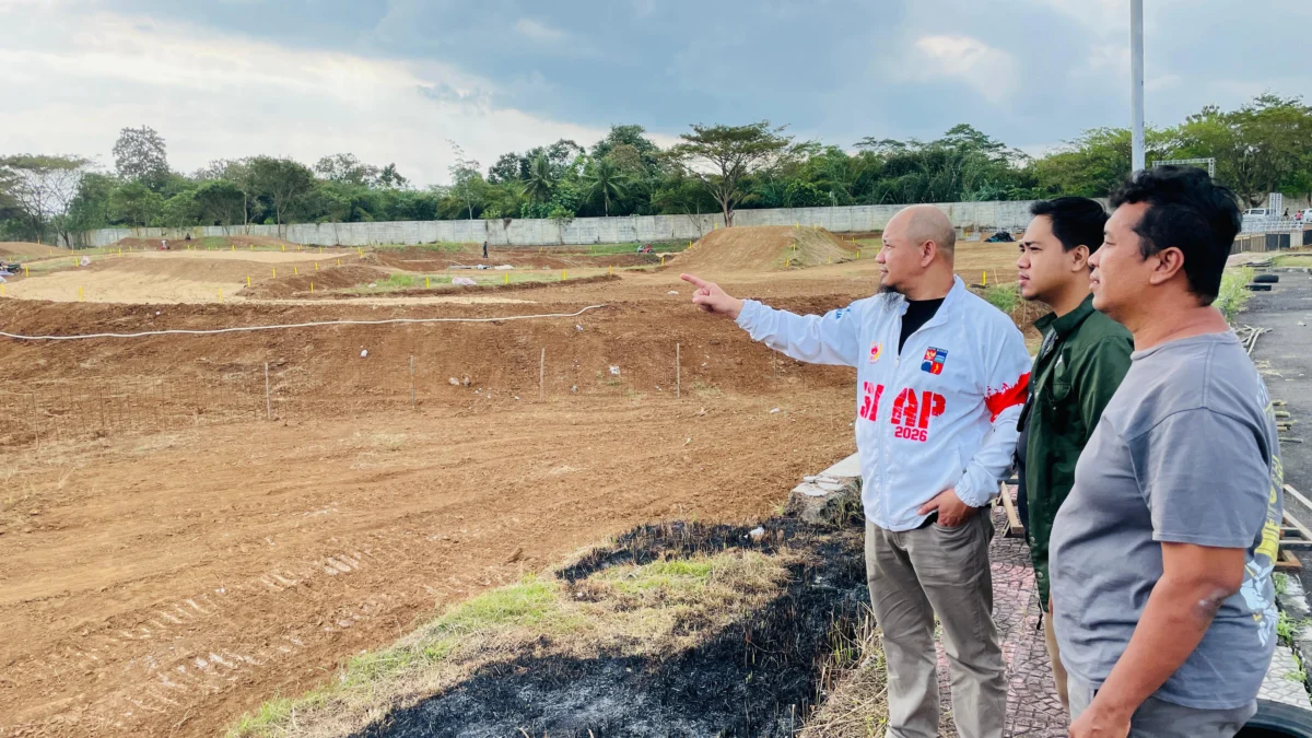 Banjar Siap Jadi Tuan Rumah Supercrosser 2024 Seri 1 Ketua Pelaksana Daerah Kratingdaeng Supercrosser 2024 Dirtwar Energy Seri 1 di Kota Banjar, Ir Soedrajat Argadireja menunjukkan sirkuit yang akan digunakan untuk Kejurnas Supercrosser 2024, di komplek Gelora Banjar Patroman, Kota Banjar Jawa Barat, Selasa 16 Juli 2024. (Cecep Herdi/Jabar Ekspres)