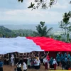 Bendera Merah Putih raksasa terbentang di kawasan wisata Lembah Penjamben Desa Binangun Kota Banjar. (Cecep Herdi / Jabar Ekspres)