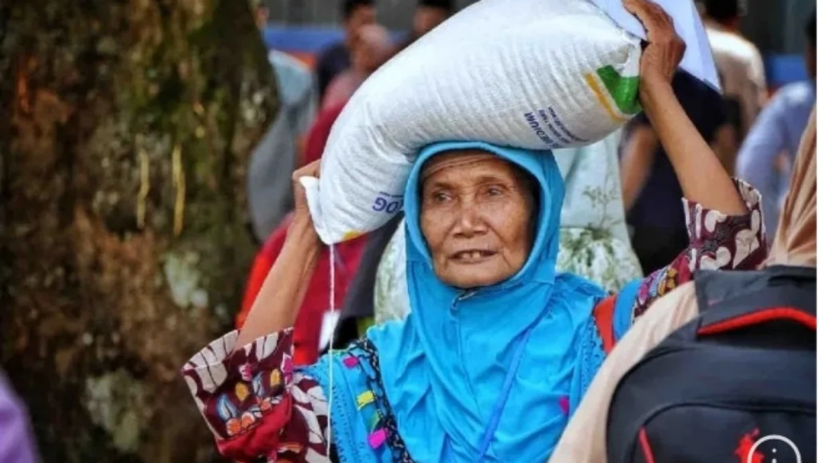 Seorang warga di Kabupaten Padang Lawas, Sumatera Utara menerima bantuan pangan 10 kg dari pemerintah. (Foto/ANTARA)